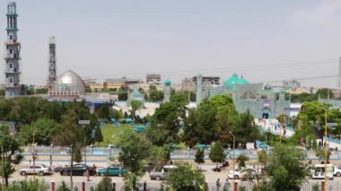 2018 'de Mazar-i-Şerif, Kuzey Afganistan' daki Mavi Camii 'ndeki kimliği belirsiz Afgan vatandaşları.