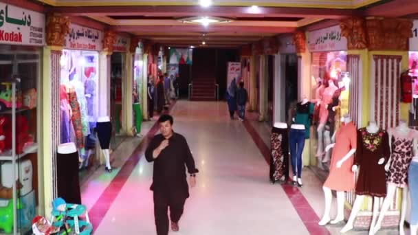 Azonosítatlan Személyek Egy Bevásárlóközpontban Mazar Sharifban Észak Afganisztánban 2019 Ben — Stock videók