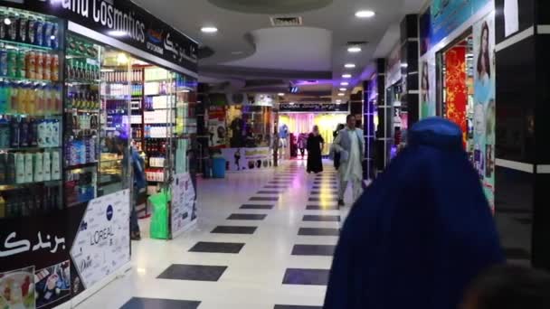 2019年に北アフガニスタンのマザリシャリフのショッピングセンターで未確認の人々 — ストック動画