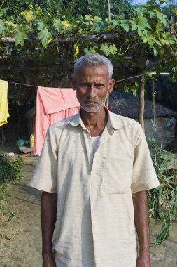 RAXAUL, INDIA: Raxaul, Bihar State, Hindistan 'da tanımlanamayan Hintli adam, Kasım 2013