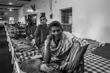 Sundarpur, Hindistan - 2013: Hindistan 'ın Bihar eyaletindeki yerel bir cüzzamlı hastanesinde kimliği belirsiz Hintli cüzzamlı hastalar