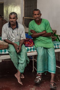 Sundarpur, Hindistan - 2013: Hindistan 'ın Bihar eyaletindeki yerel bir cüzzamlı hastanesinde kimliği belirsiz Hintli cüzzamlı hastalar