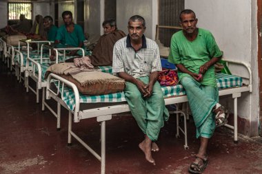 Sundarpur, Hindistan - 2013: Hindistan 'ın Bihar eyaletindeki yerel bir cüzzamlı hastanesinde kimliği belirsiz Hintli cüzzamlı hastalar