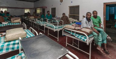 Sundarpur, Hindistan - 2013: Hindistan 'ın Bihar eyaletindeki yerel bir cüzzamlı hastanesinde kimliği belirsiz Hintli cüzzamlı hastalar