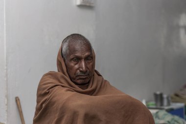 Sundarpur, Hindistan - 2013: Hindistan 'ın Bihar eyaletindeki yerel bir cüzzamlı hastanesinde kimliği belirsiz Hintli cüzzamlı hastalar