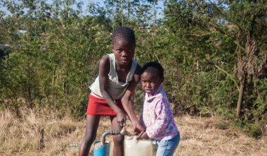 MBABANE, SWAZILAND - 30 Temmuz 2008 Mbabane, Svaziland 'da tanımlanamayan Swazi çocukları.