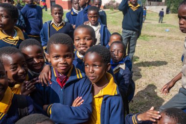 Tanımlanamayan Swazi çocukları 29 Temmuz 2008 'de Svaziland' daki Domuzlar Tepesi 'ndeki Nasıralı Misyon Okulu' nda.