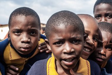 Tanımlanamayan Swazi çocukları 29 Temmuz 2008 'de Svaziland' daki Domuzlar Tepesi 'ndeki Nasıralı Misyon Okulu' nda.