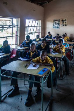 PIGGS PEAK, SWAZILAND-29 Temmuz 2008: Nazarene Misyon Okulu, Domuzlar Tepesi, Svaziland 'da kimliği belirsiz yetim öğrenciler.