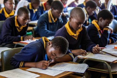 PIGGS PEAK, SWAZILAND-29 Temmuz 2008: Nazarene Misyon Okulu, Domuzlar Tepesi, Svaziland 'da kimliği belirsiz yetim öğrenciler.