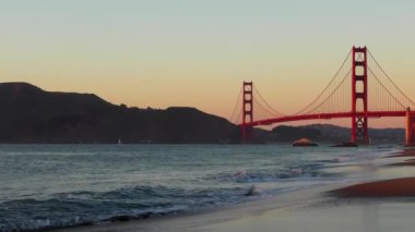 Golden Gate Köprüsü Baker Sahili 'nden gün batımında, San Francisco, Kaliforniya, ABD