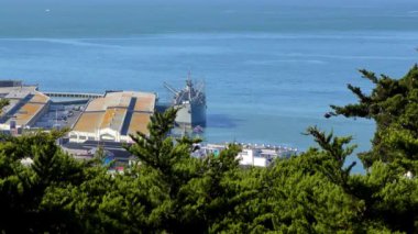 Rıhtım 45 ve SS Jeremiah OBrien Özgürlük gemisi San Francisco, Kaliforniya 'daki Telegraph Hill' deki Coit Kulesi 'nden görüldü. Ekim 2018.
