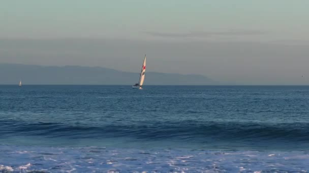 Navegando Iates Como Visto Twin Lakes Beach Pôr Sol Santa — Vídeo de Stock