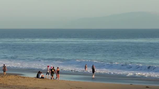 サンタクルス港のツインレイクスビーチの未確認の人々日没 米国カリフォルニア州サンタクルス郡のモントレー湾北部 — ストック動画