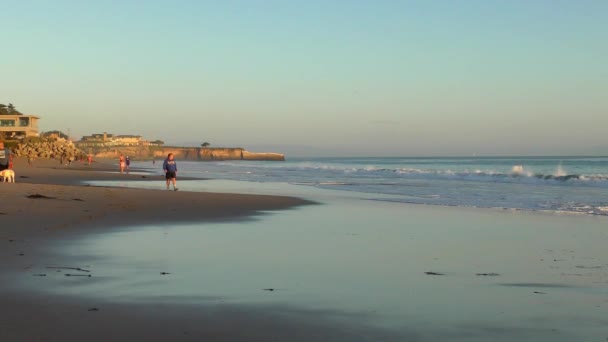 Pessoas Não Identificadas Twin Lakes Beach Porto Santa Cruz Pôr — Vídeo de Stock