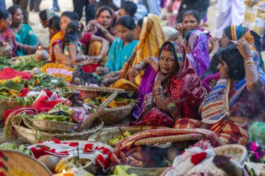 RAXAUL, INDIA - 8 NOV: Hindistan 'ın Bihar eyaletinde 8 Kasım 2013 tarihinde Chhas' ı kutlayan tanımlanamayan Hintli kadınlar.