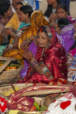 RAXAUL, INDIA - 8 NOV: Hindistan 'ın Bihar eyaletinde 8 Kasım 2013 tarihinde Chhas' ı kutlayan tanımlanamayan Hintli kadınlar.