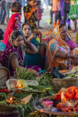 RAXAUL, INDIA - 8 NOV: Hindistan 'ın Bihar eyaletinde 8 Kasım 2013 tarihinde Chhas' ı kutlayan tanımlanamayan Hintli kadınlar.