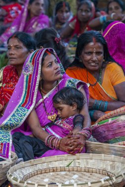 RAXAUL, INDIA - 8 NOV: Hindistan 'ın Bihar eyaletinde 8 Kasım 2013 tarihinde Chhas' ı kutlayan tanımlanamayan Hintli kadınlar.