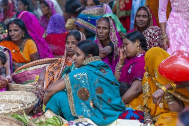 RAXAUL, INDIA - 8 NOV: Hindistan 'ın Bihar eyaletinde 8 Kasım 2013 tarihinde Chhas' ı kutlayan tanımlanamayan Hintli kadınlar.