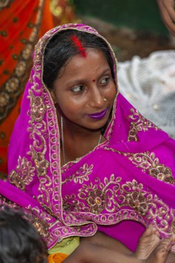 RAXAUL, INDIA - 8 NOV: Hindistan 'ın Bihar eyaletinde 8 Kasım 2013 tarihinde Chhas' ı kutlayan tanımlanamayan Hintli kadınlar.