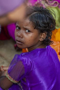 RAXAUL, INDIA - 8 NOV: Hindistan 'ın Bihar eyaletinde 8 Kasım 2013 tarihinde Chhas' ı kutlayan tanımlanamayan Hintli kadınlar.