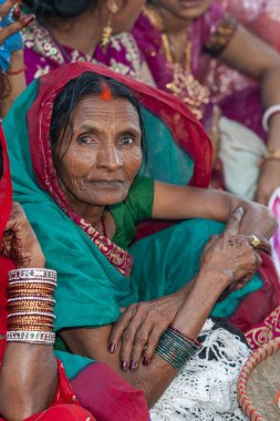 RAXAUL, INDIA - 8 NOV: Hindistan 'ın Bihar eyaletinde 8 Kasım 2013 tarihinde Chhas' ı kutlayan tanımlanamayan Hintli kadınlar.