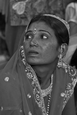 RAXAUL, INDIA - 8 NOV: Hindistan 'ın Bihar eyaletinde 8 Kasım 2013 tarihinde Chhas' ı kutlayan tanımlanamayan Hintli kadınlar.