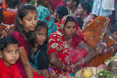 RAXAUL, INDIA - 8 NOV: Hindistan 'ın Bihar eyaletinde 8 Kasım 2013 tarihinde Chhas' ı kutlayan tanımlanamayan Hintli kadınlar.