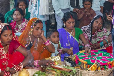 RAXAUL, INDIA - 8 NOV: Hindistan 'ın Bihar eyaletinde 8 Kasım 2013 tarihinde Chhas' ı kutlayan tanımlanamayan Hintli kadınlar.