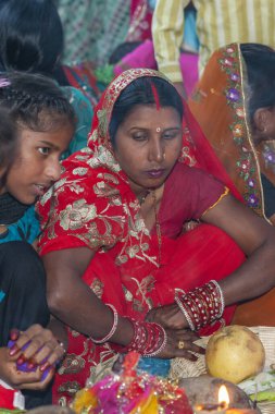 RAXAUL, INDIA - 8 NOV: Hindistan 'ın Bihar eyaletinde 8 Kasım 2013 tarihinde Chhas' ı kutlayan tanımlanamayan Hintli kadınlar.