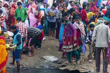 RAXAUL, INDIA - 8 NOV: Hindistan 'ın Bihar eyaletinde 8 Kasım 2013 tarihinde Chhas' ı kutlayan tanımlanamayan Hintli kadınlar.
