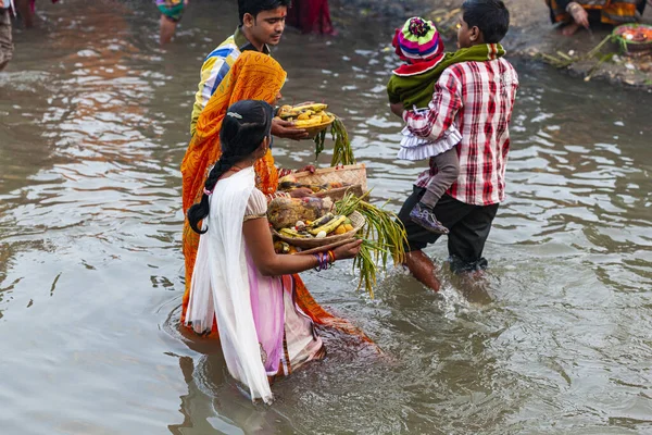 インドのラクソール 11月8日 インドのビハール州ラクソールで2013年11月8日にチャベスを祝う未確認のインド人女性 — ストック写真