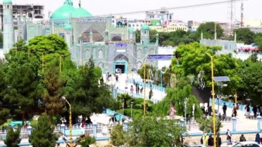 2018 'de Mazar-i-Şerif, Kuzey Afganistan' daki Mavi Camii 'ndeki kimliği belirsiz Afgan vatandaşları.