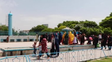 2018 'de Mazar-i-Şerif, Kuzey Afganistan' daki Mavi Camii 'ndeki kimliği belirsiz Afgan vatandaşları.