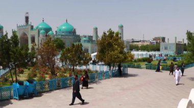 2018 'de Mazar-i-Şerif, Kuzey Afganistan' daki Mavi Camii 'ndeki kimliği belirsiz Afgan vatandaşları.