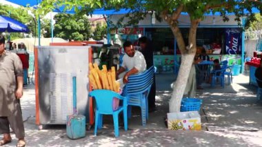 2018 'de Mazar-i-Şerif, Kuzey Afganistan' daki kimliği belirsiz Afgan halkı