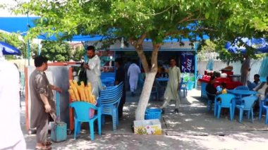 2018 'de Mazar-i-Şerif, Kuzey Afganistan' daki kimliği belirsiz Afgan halkı