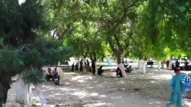 2018 'de Mazar-i-Şerif, Kuzey Afganistan' daki kimliği belirsiz Afgan halkı