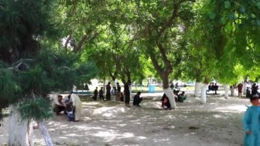 2018 'de Mazar-i-Şerif, Kuzey Afganistan' daki kimliği belirsiz Afgan halkı