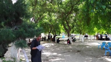 2018 'de Mazar-i-Şerif, Kuzey Afganistan' daki kimliği belirsiz Afgan halkı