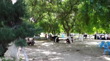 2018 'de Mazar-i-Şerif, Kuzey Afganistan' daki kimliği belirsiz Afgan halkı
