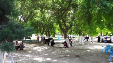 2018 'de Mazar-i-Şerif, Kuzey Afganistan' daki kimliği belirsiz Afgan halkı