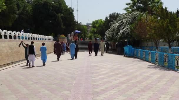 Unidentified Afghan People Blue Mosque Mazar Sharif North Afghanistan 2018 — Stock Video