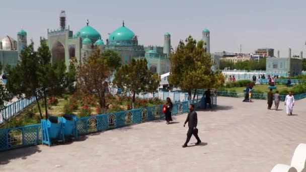 Unidentified Afghan People Blue Mosque Mazar Sharif North Afghanistan 2018 — Stock Video