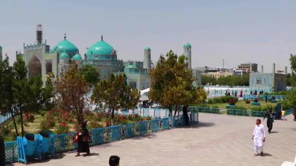 Popolo Afgano Non Identificato Alla Moschea Blu Mazar Sharif Afghanistan — Video Stock