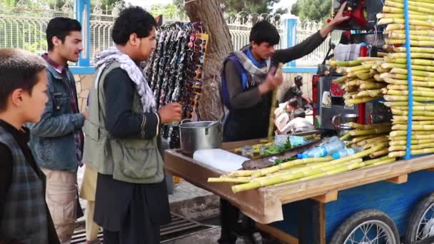 Unbekannte Afghanen Stadtzentrum Von Masar Sharif Nordafghanistan Jahr 2018 — Stockvideo