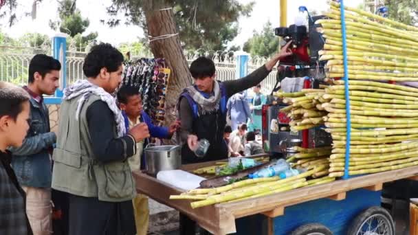 Niet Geïdentificeerde Afghanen Het Centrum Van Mazar Sharif Noord Afghanistan — Stockvideo