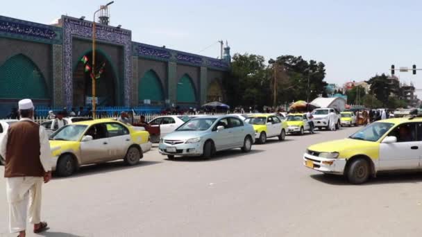 Povo Afegão Não Identificado Mesquita Azul Mazar Sharif Afeganistão Norte — Vídeo de Stock