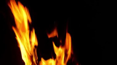 Siyah arkaplanda ateş yanıyor
